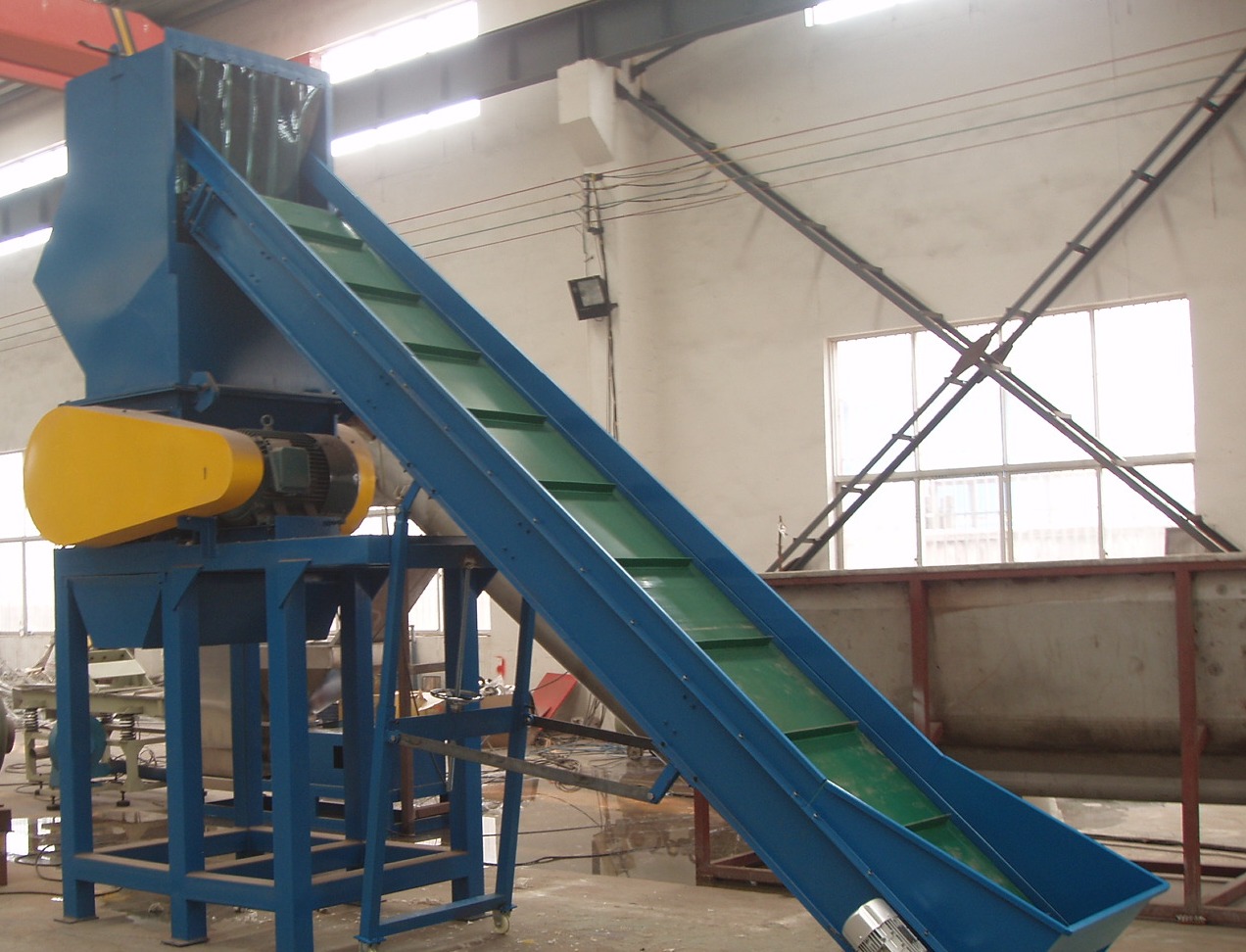 爬坡皮帶運輸機.jpg 爬坡皮帶運輸機.jpg