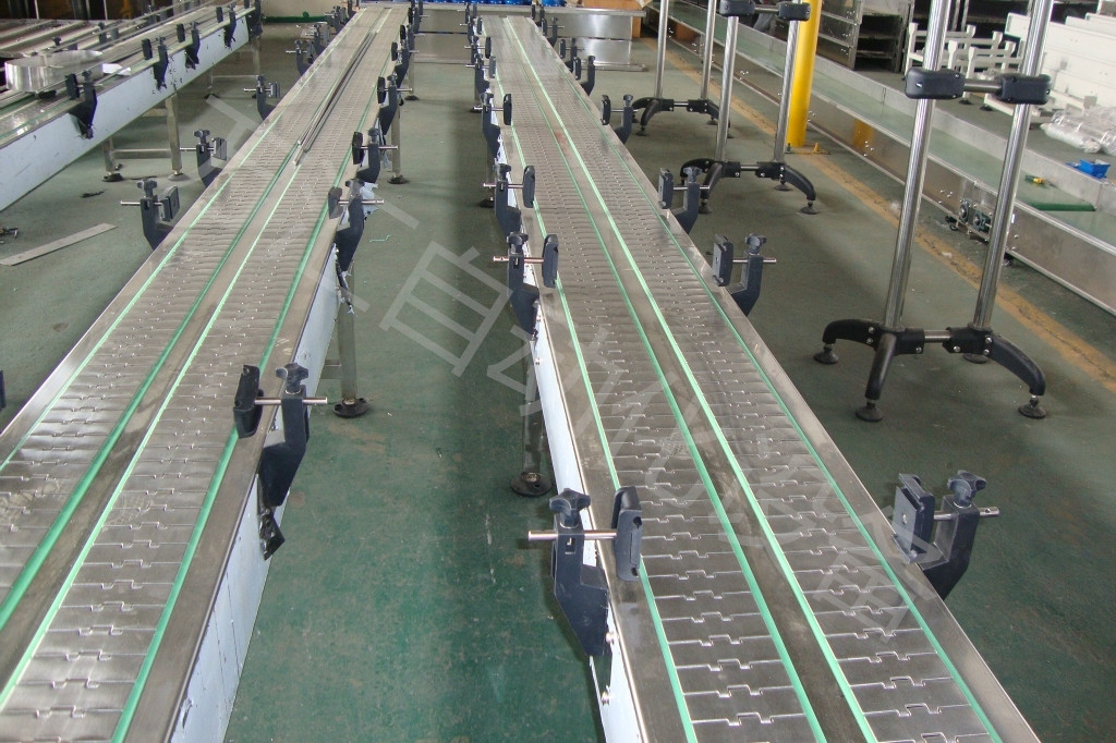 鏈板輸送機(jī)在飲料生產(chǎn)使用案列.jpg 鏈板輸送機(jī)在飲料生產(chǎn)使用案列.jpg