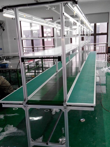 帶工作臺(tái)的皮帶輸送機(jī)圖.jpg 帶工作臺(tái)的皮帶輸送機(jī)圖.jpg