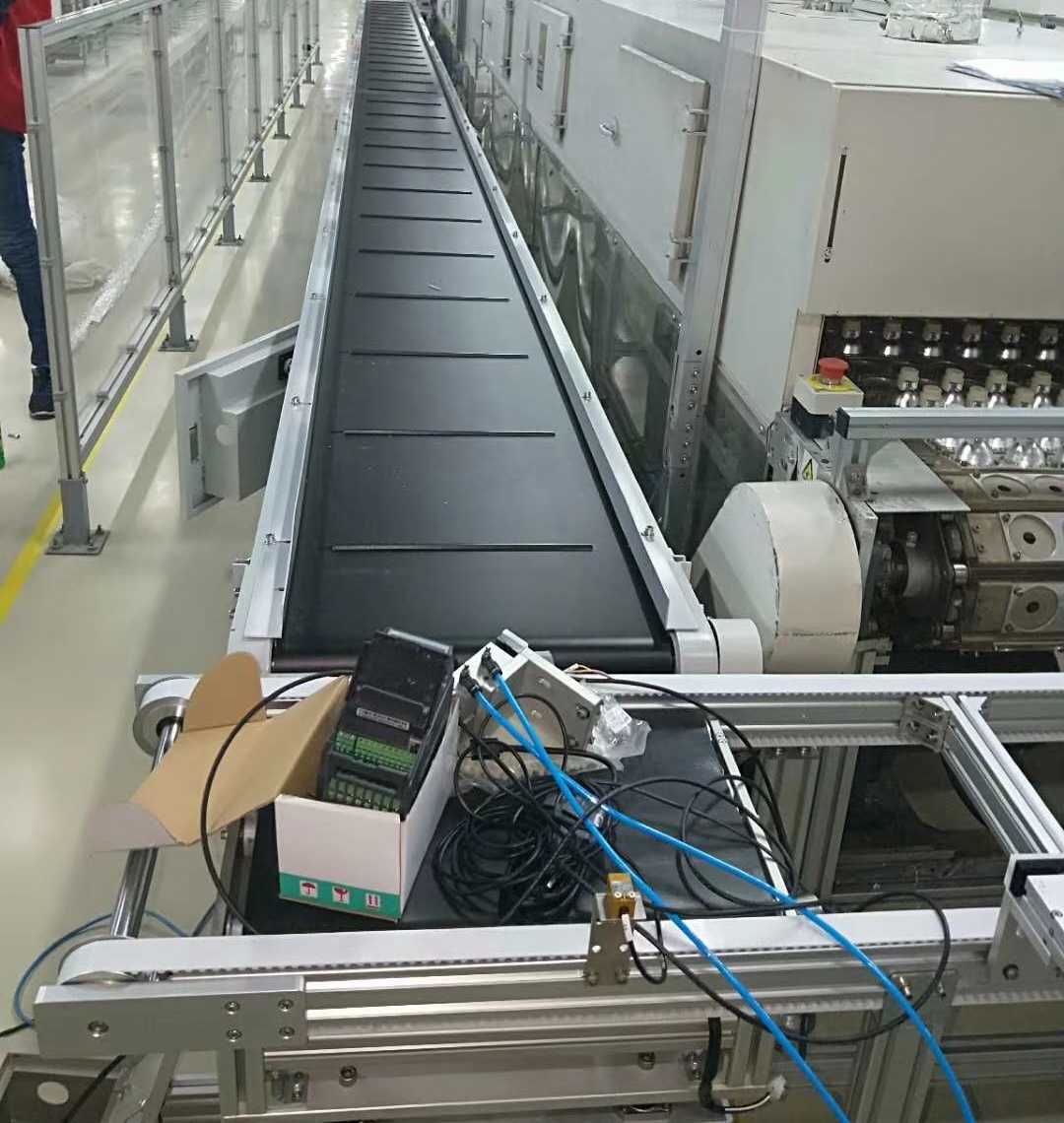 安裝中的遼寧皮帶輸送機(jī).jpg 安裝中的遼寧皮帶輸送機(jī).jpg