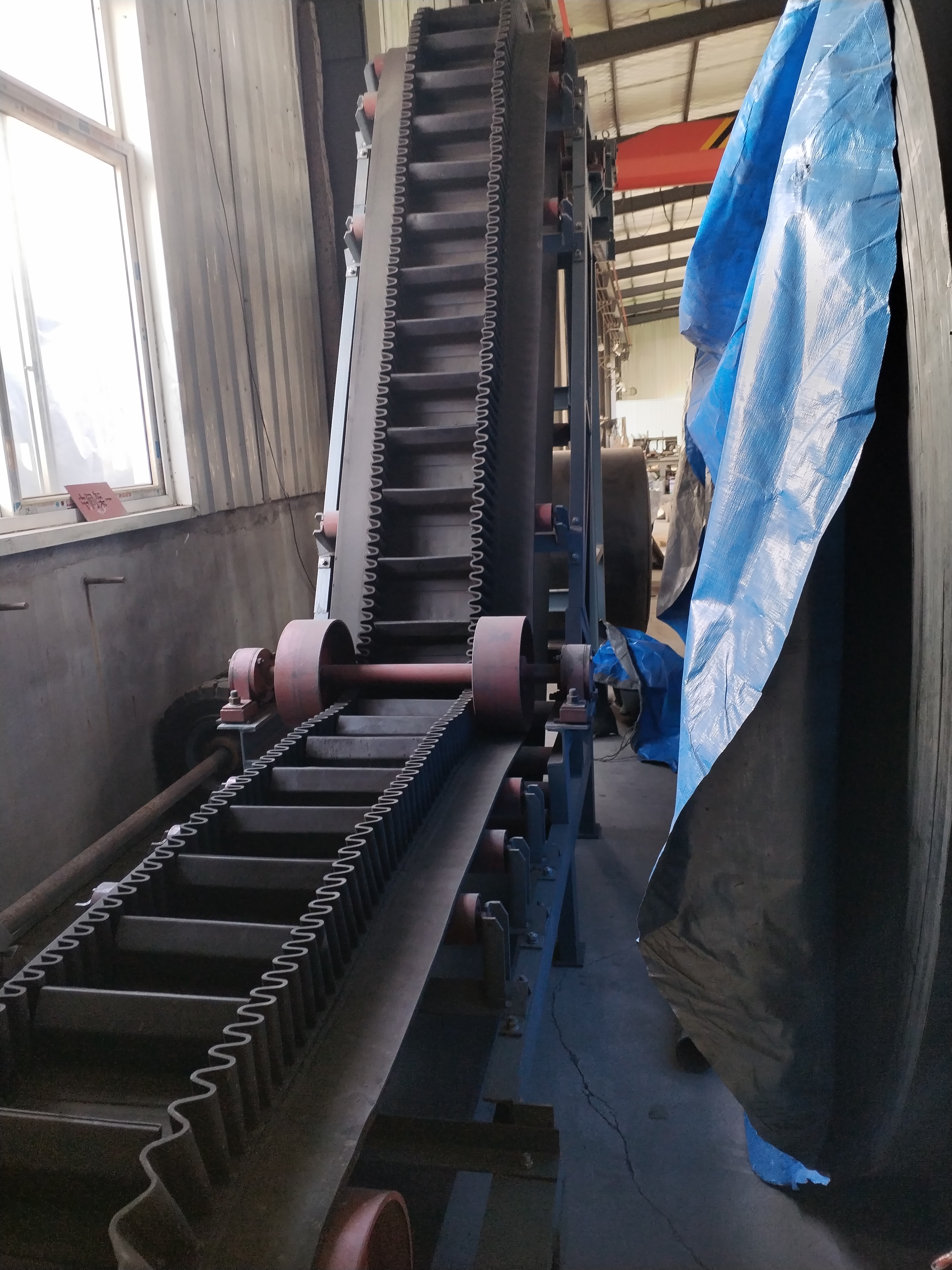 上海帶式輸送機,青島樂途行工業(yè)設備.jpg 上海帶式輸送機,青島樂途行工業(yè)設備.jpg